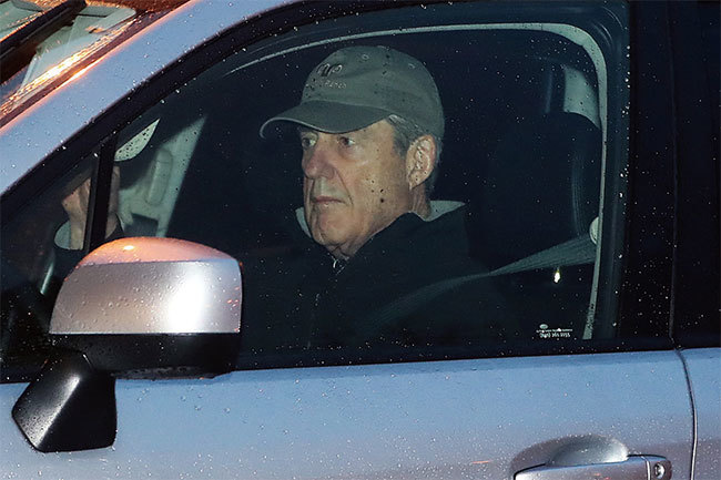 在經過22個月的調查與拖延之後,穆勒於3月22日提交了一份400頁的報告,不得不承認特朗普是清白的。圖為穆勒來到華盛頓特區的辦公室。(AFP)