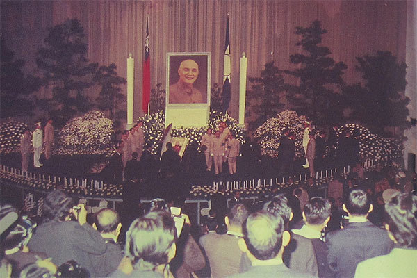 蔣介石生前曾表示死後願葬在孫中山陵寢附近，即南京紫金山中山陵的「正氣亭」。圖為1975年蔣介石逝世，臺灣各界人士哀悼。（大紀元資料室）