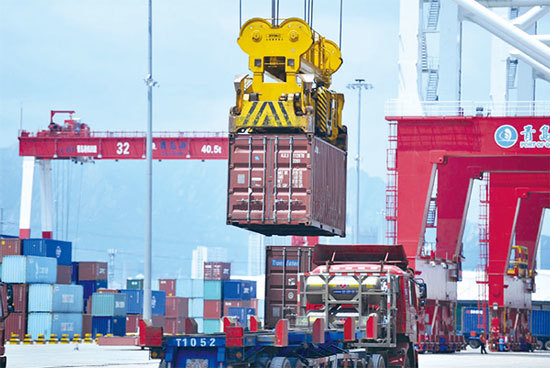 特朗普把關稅這把劍一直懸在中共的頭上,令中共開始在談判中做出更多的讓步。(AFP)