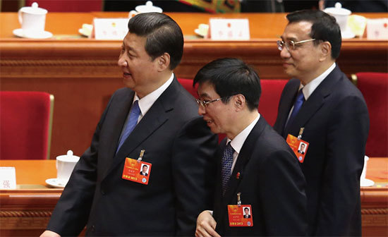 李克強和王滬寧同在習近平身邊,時評指王滬寧要讓城市人到農村去,李克強讓農村人到城市去,這當中涉及王和李所代表的勢力的激烈內鬥。(Getty Images)