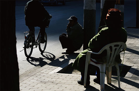 中共於1958年制定《戶口登記條例》,確立一套嚴格的戶口管理制度,將農民長期禁錮在貧窮落後的農村,使農民淪為二等公民。(Getty Images)