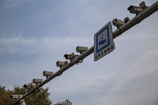 中共建立戶口的初始目的,早已被智能身分證、手機監控、大數據應用等整合而成的「全民監控系統」予以實現。圖為吉林市越山路眾多的監控攝像頭。(大紀元資料室)