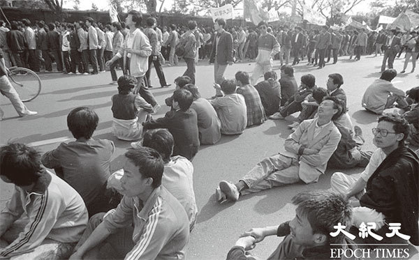 學生們從自己學校出來，大多數從早上8時出校門，晚10時、11時才返回校園，絕大部分學生堅持徒步走完全程。有學生實在走不動了，每隔一段時間就集體坐下休息一會。路旁也有群眾齊聲鼓勁：學生，加油！學生，加油！