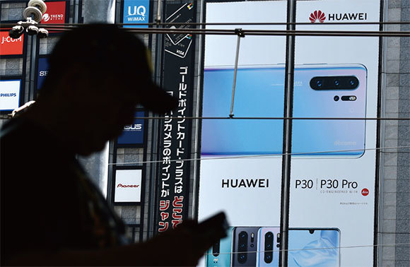 5月22日,日本三大移動通信運營商相繼宣布延期出售並停止預購華為的最新機型「P30」。(Getty Images)