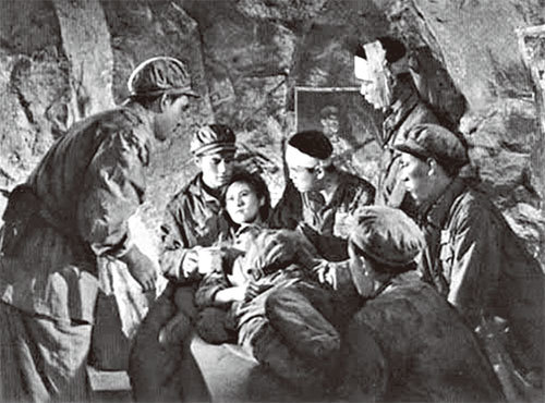 央視八天播七部「抗美援朝」舊片,大造反美聲勢。網民指《上甘嶺》之類的反美電影是欺詐性的歷史虛無主義的產物。圖為《上甘嶺》劇照。(公有領域)