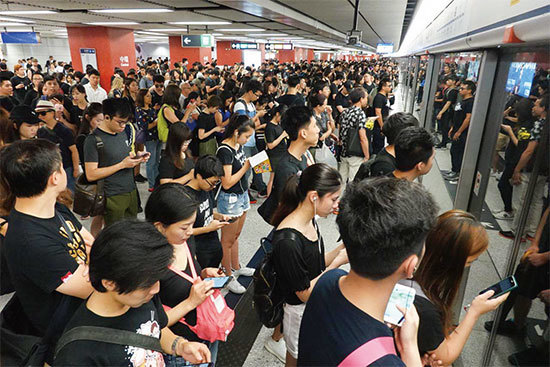 接近下午1時，在中環站擠滿出發到維園參加遊行的市民。（余鋼／大紀元）