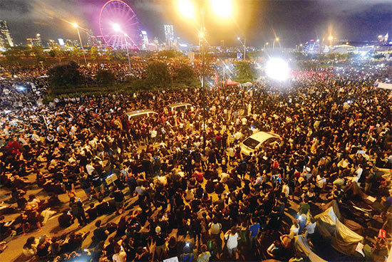 6月26日,日本G20峰會前夕,上萬香港民眾聚集在中環愛丁堡廣場,要求港府回應五大訴求。(宋碧龍/大紀元)