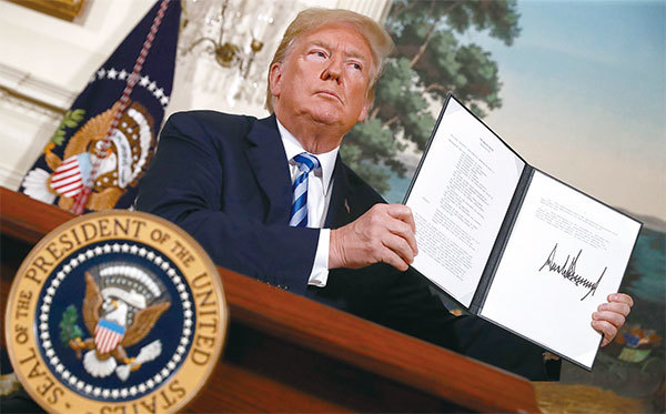 美國伊朗事務代表布萊恩告訴CNBC,美國將加大對伊朗的制裁力度。「當總統退出《伊朗核協議》時,我們提出一項剝奪伊朗用來實施暴力的外交政策。」圖為2018年5月8日特朗普宣布撤出《伊朗核協議》。(Getty Images)