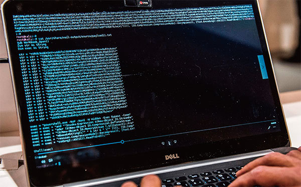 美國官員6月22日稱,總統特朗普20日取消對伊朗展開軍事攻擊之際,美軍網戰部隊對伊朗軍方發動網路攻擊,癱瘓控制伊朗火箭和導彈發射器的電腦系統。(AFP)