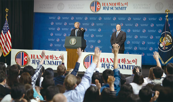 金正恩以「了結歷史舊帳,勇於開啟未來」來評價這次美朝首腦會晤的性質。圖為2019年2月28日,特朗普和金正恩在越南的第二次首腦會談不歡而散,特朗普舉行新聞發布會。(Getty Images)