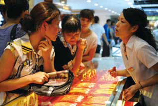 中共黨員也帶不動股市,大陸不但股市下跌,人民幣也連續貶值,最後大陸人改買黃金成了財產保值的一條新路。(Getty Images )